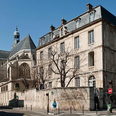 Apartment Place Pantheon Paris